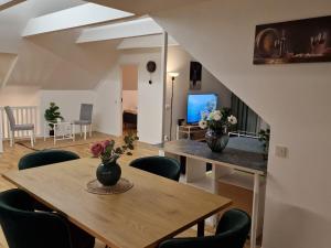 ein Esszimmer und ein Wohnzimmer mit einem Tisch und Stühlen in der Unterkunft Noah Longstay Apartment in Västerås