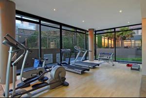 Fitness centrum a/nebo fitness zařízení v ubytování Infinity Sunset Beachfront Apartment