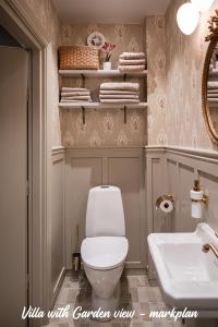 Timrå的住宿－Merlo Slott，浴室配有白色卫生间和盥洗盆。