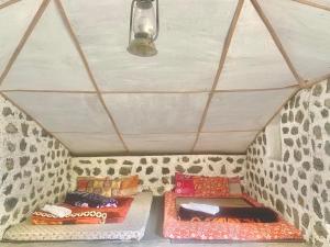 Zimmer mit 2 Betten in einem Zelt in der Unterkunft Chumang River Nest in Thode
