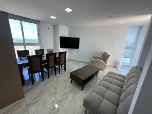 salon z kanapą i stołem w obiekcie Unlimited Ocean View - The Sands w Panamie