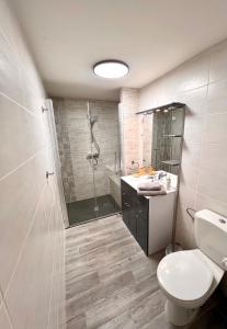 Koupelna v ubytování Appartements Chalet Lauranoure Centre Station + 37 fotografií