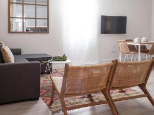 a living room with two chairs and a table at Apartamento en Puerta del Sol 2 in Madrid
