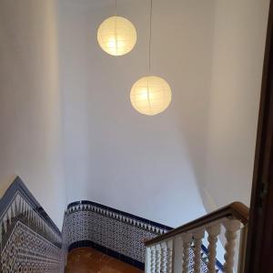 dos luces colgando del techo con una escalera en Apartamento en San José - Rinconada II, en San José de La Rinconada