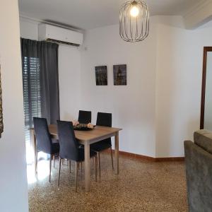 mesa de comedor con sillas y lámpara de araña en Apartamento en San José - Rinconada II, en San José de La Rinconada