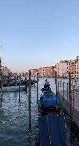 een boot is aangemeerd op een dok in het water bij CA, BOTTE in Venetië