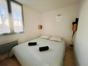 Llit o llits en una habitació de Le Scarlett - Piscine, parking et proche plage