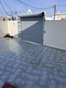 un garage con porta per garage e pavimento piastrellato di شقة مميزه a Muhayil