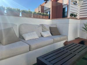 un sofá en la parte superior de un balcón en Fantastic Penthouse Malaga Center, en Málaga