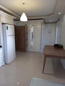 uma cozinha com um frigorífico branco e uma mesa em شقة عائلية في ريف اسطنبول em Arnavutköy