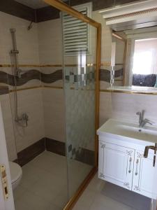 A bathroom at شقة عائلية في ريف اسطنبول