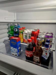 einen Kühlschrank mit verschiedenen Getränken in der Unterkunft Cozy Studio Charming Spot Piņķi in Piņķi