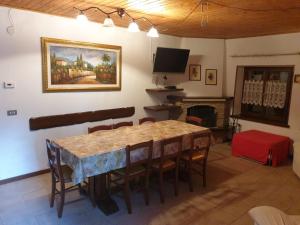 塞斯托拉的住宿－Villa Valentina，一间设有桌子和墙上绘画的用餐室