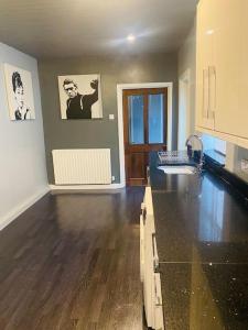 una cucina con piano di lavoro in una camera di Spacious, Cosy 3 Bedroom House in Preston. a Preston