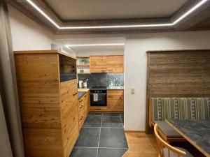 Kuchyň nebo kuchyňský kout v ubytování Pension und Apartment Edelweiß