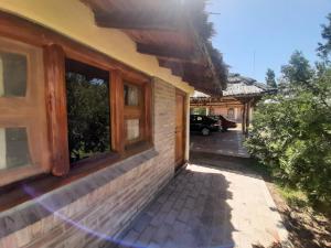 una casa con ventana y aparcamiento en Esmeralda en San Rafael