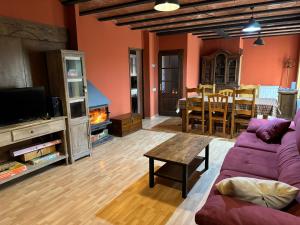ein Wohnzimmer mit einem lila Sofa und einem Tisch in der Unterkunft Ca la Bet in Claravalls