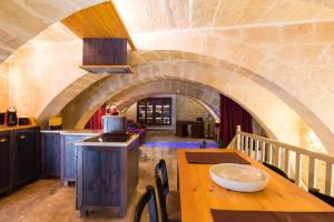 Kuchyň nebo kuchyňský kout v ubytování Heritage Apartment