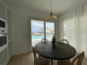 - une cuisine et une salle à manger avec une table et des chaises dans l'établissement Villa Islander, à Cala Morell