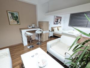uma sala de estar com um sofá e uma mesa em Apartments Victory em Kavadarci