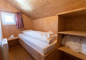 a bedroom with two bunk beds in a wooden cabin at 1A Chalet Eck - Wandern und Grillen, Panorama Sauna! in Klippitztorl