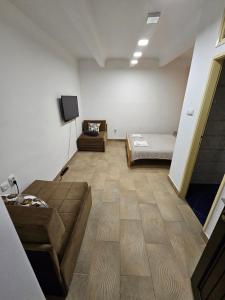 TV a/nebo společenská místnost v ubytování Booking Apartments Alone 2
