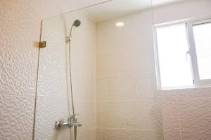 a shower with a glass door in a bathroom at Apartamentos estudio amueblados in Punta Cana