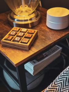 una mesa de madera con en Capitol Hill Carriage House, en Washington