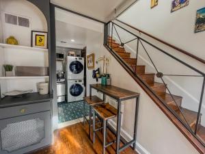 uma escada numa casa com uma cozinha e uma escada em Capitol Hill Carriage House em Washington