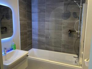 bagno con doccia, vasca e lavandino di Dutch Quarter a Colchester