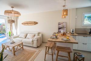 Eldhús eða eldhúskrókur á Logement vue mer splendide - situé à 50 mètres du bord de mer et 2 minutes des plages - Bandolina