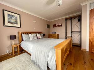 um quarto com uma cama grande num quarto em 2 Bedroom Seaview Apartment em Pembrokeshire