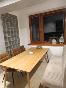 una mesa de madera y sillas en una habitación en Apartmán Mimi en Liptovský Mikuláš