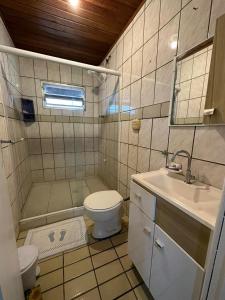 La salle de bains est pourvue de toilettes et d'un lavabo. dans l'établissement Amplo apart. com sacada com ultra wifi, à Florianópolis