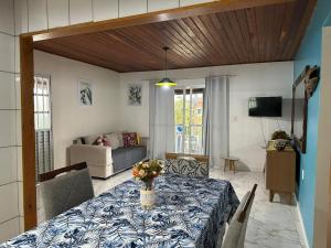 sala de estar con mesa y sofá en Amplo apart. com sacada com ultra wifi, en Florianópolis