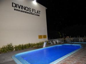 卡內羅斯海灘的住宿－Divinos Flat Carneiros，一座游泳池,在晚上在建筑物前
