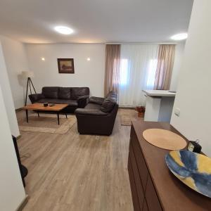 un soggiorno con divano e tavolo di APARTMAN011 a Mirijevo
