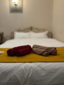 Dos toallas están en una cama con una cama en Βoka's House en Arachova