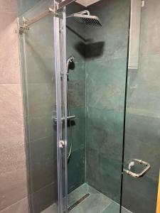 y baño con ducha y puerta de cristal. en WinterHome2, en Bjelašnica