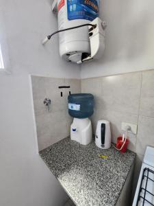 une petite salle de bains avec des toilettes sur un comptoir dans l'établissement Benja, à General Pico