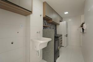 Apartamento Luxuoso à 2km da Litorânea的厨房或小厨房