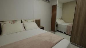 Apartamento Luxuoso à 2km da Litorânea客房内的一张或多张床位