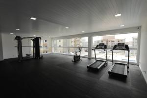 Apartamento Luxuoso à 2km da Litorânea的健身中心和/或健身设施