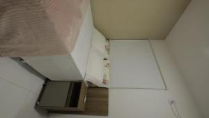Apartamento Luxuoso à 2km da Litorânea的厨房或小厨房