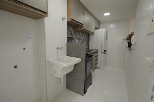 Apartamento Luxuoso à 2km da Litorânea的厨房或小厨房