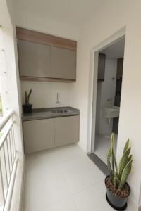 圣路易斯Apartamento Luxuoso à 2km da Litorânea的带水槽和马桶的浴室