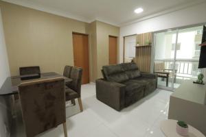 Apartamento Luxuoso à 2km da Litorânea的休息区