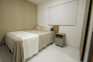 圣路易斯Apartamento Luxuoso à 2km da Litorânea的一间有床和窗户的小卧室 更多31张照片