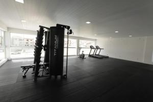 Apartamento Luxuoso à 2km da Litorânea的健身中心和/或健身设施