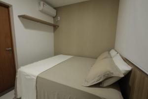 Apartamento Luxuoso à 2km da Litorânea客房内的一张或多张床位